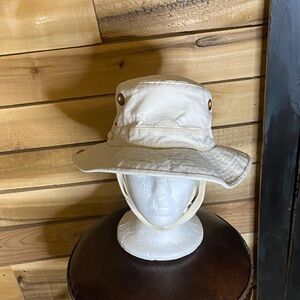 The Tilley Hat Stylish Cream canvas Bucket Hat 7 1/4 green lining made in Canada
